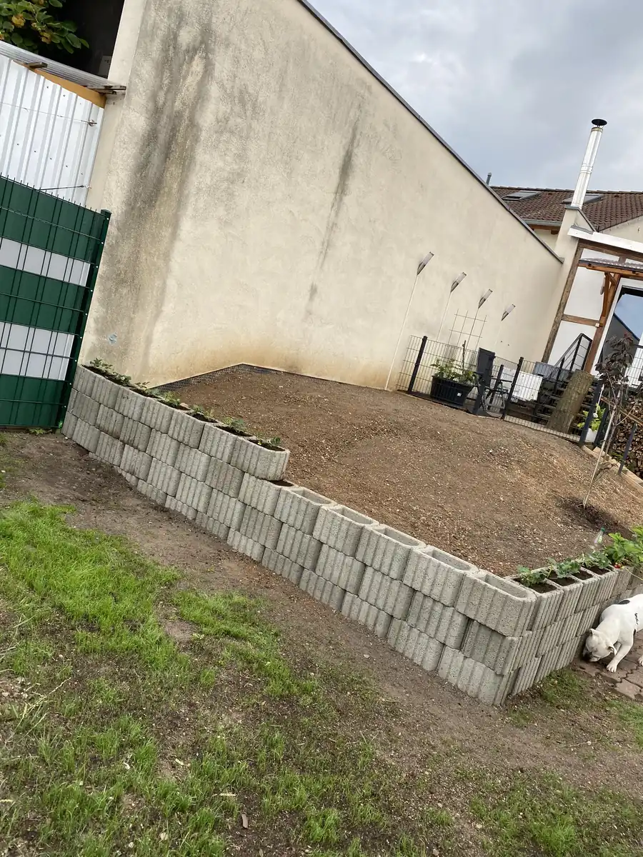 Vorher: aufgef&uuml;llte Fl&auml;che mit gesetzter Pflanzstein-Mauer